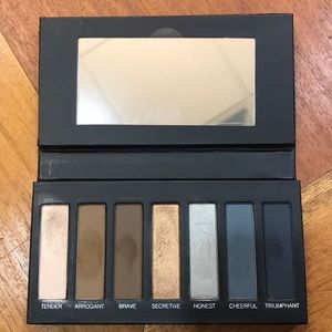 Younique Moonstruck Addiction Shadow Palette 4